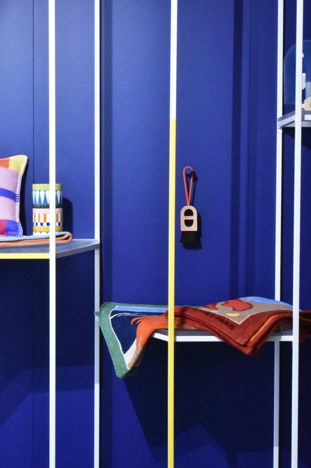 Détail structure scénographie Hermès murs bois préfabriqués supports métal