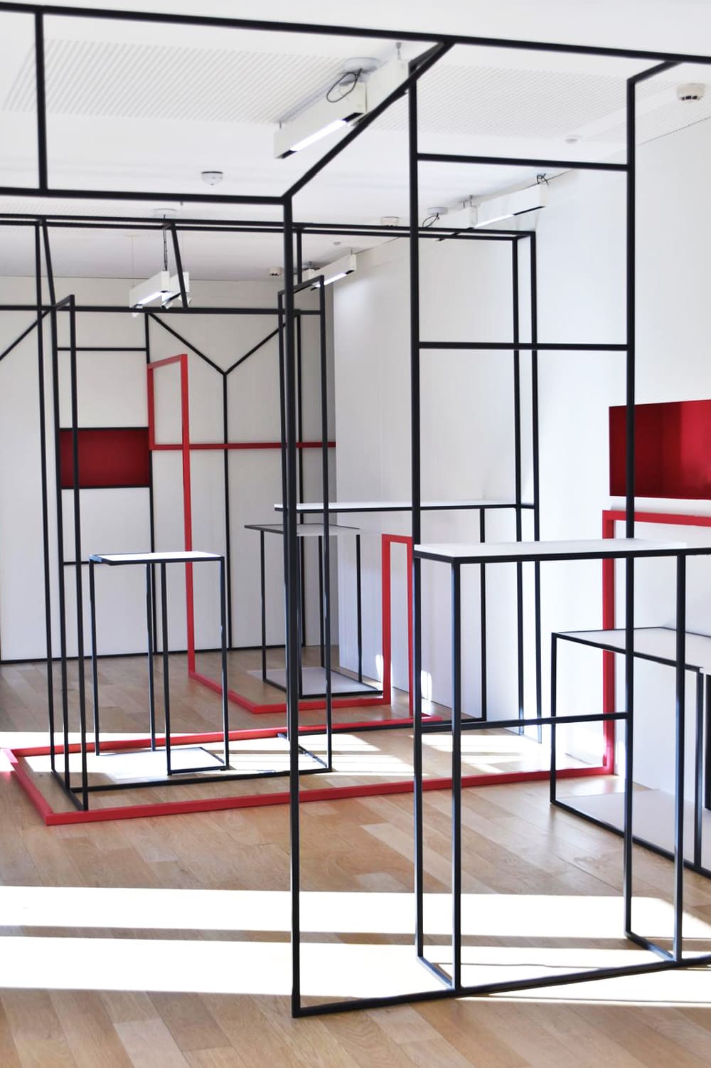 Mobilier exposition Hermès supports métal coloré scénographie sur-mesure Atelier 20.12