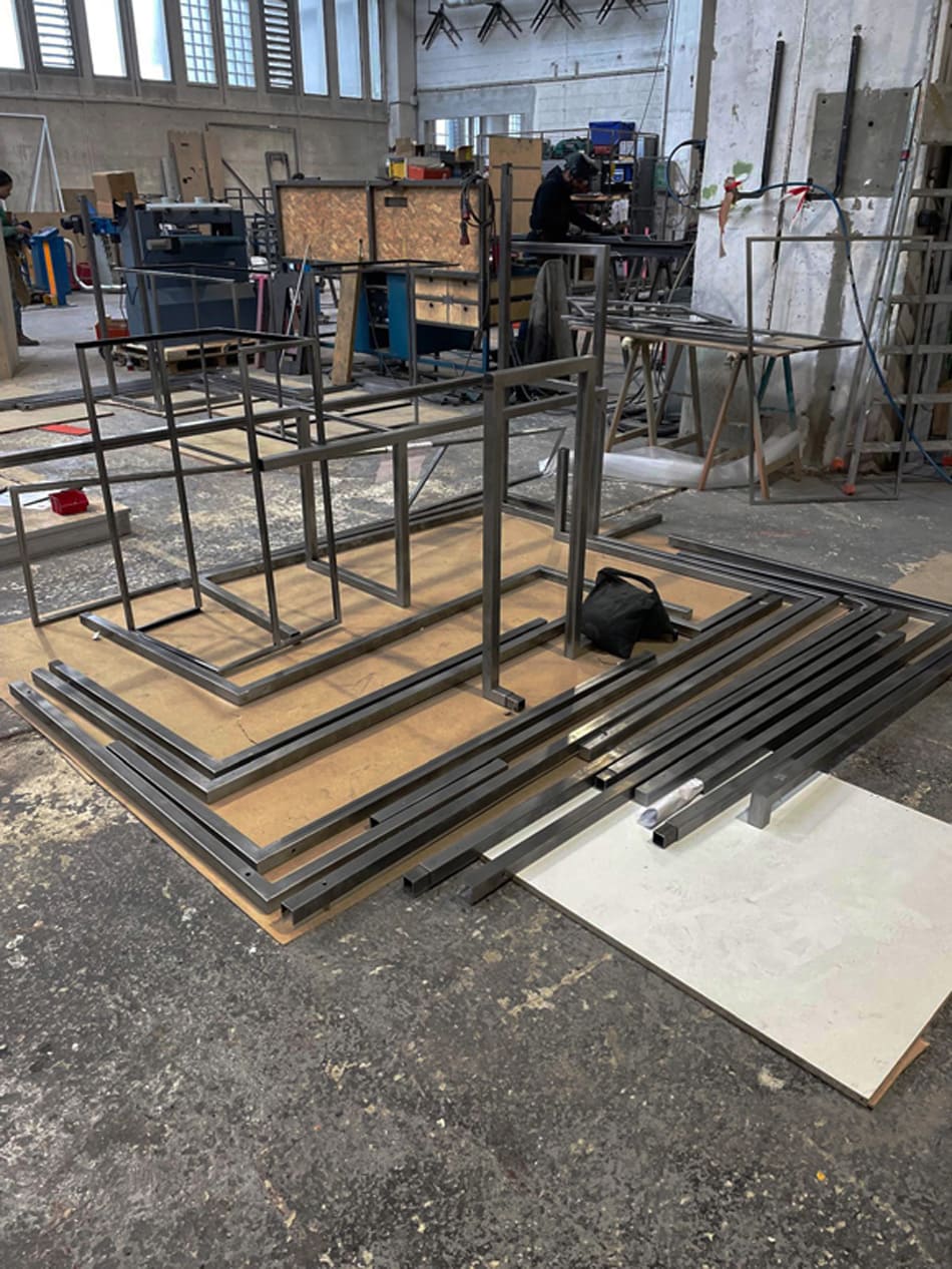 Fabrication atelier pièces métal thermolaqué scénographie Hermès Paris