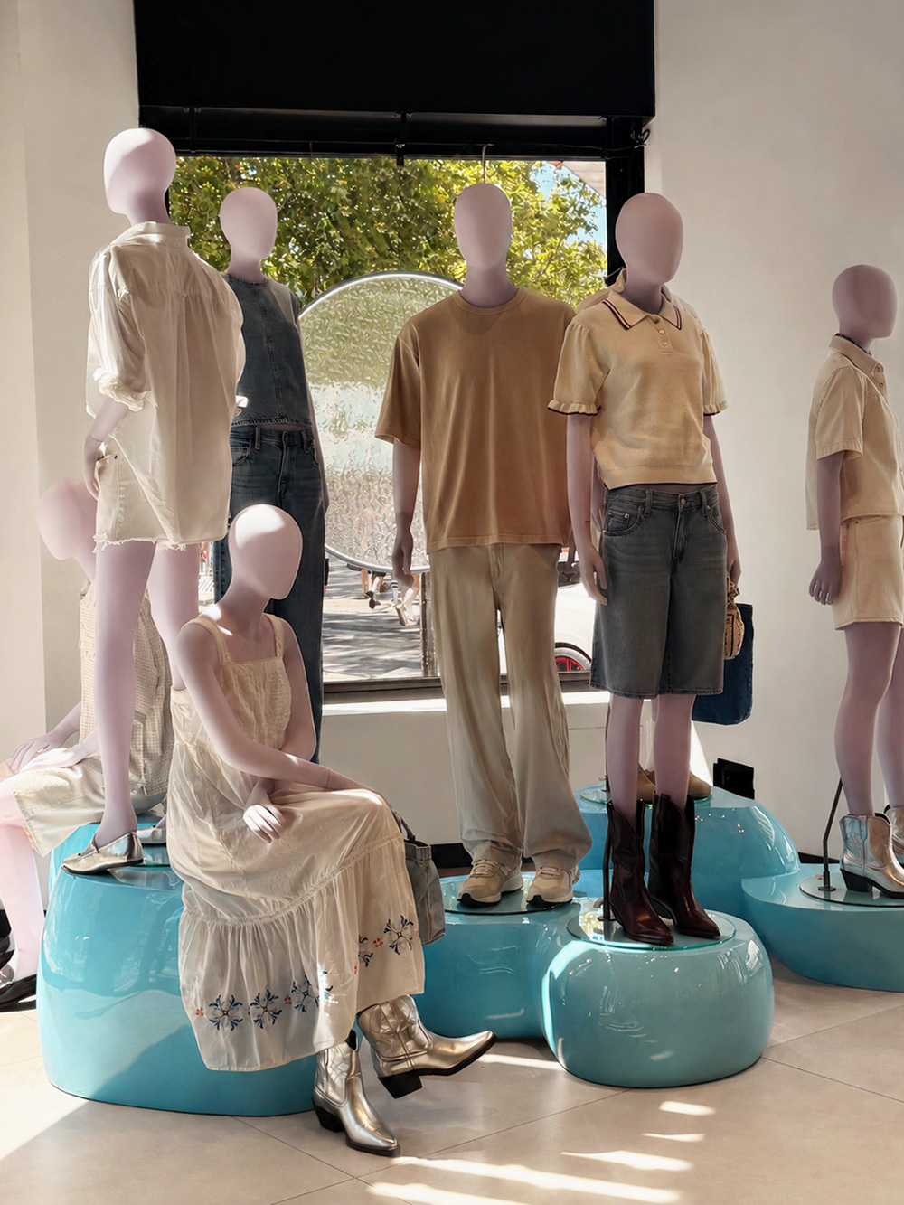 Podiums mannequins peinture thermolaquée boutique Levi's Champs-Élysées