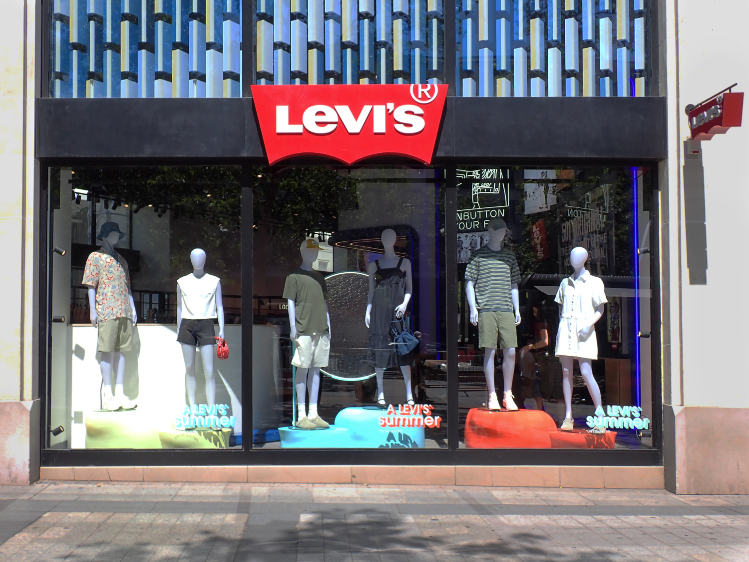 Vue extérieure vitrine boutique Levi's Champs-Élysées Paris