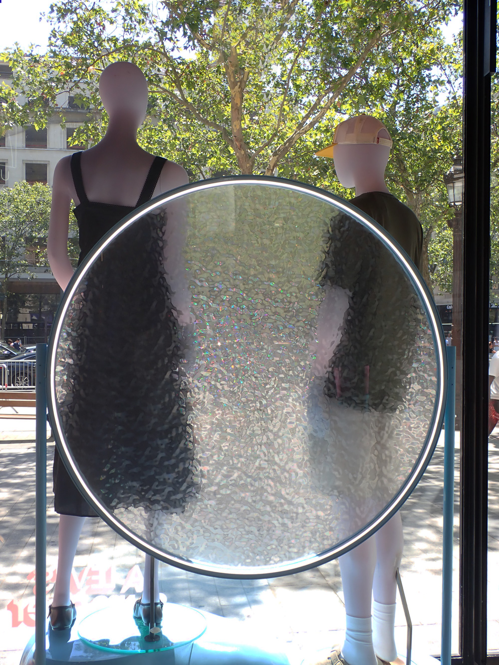 Mobilier lumineux en verre effet aqua scénographie Levi's