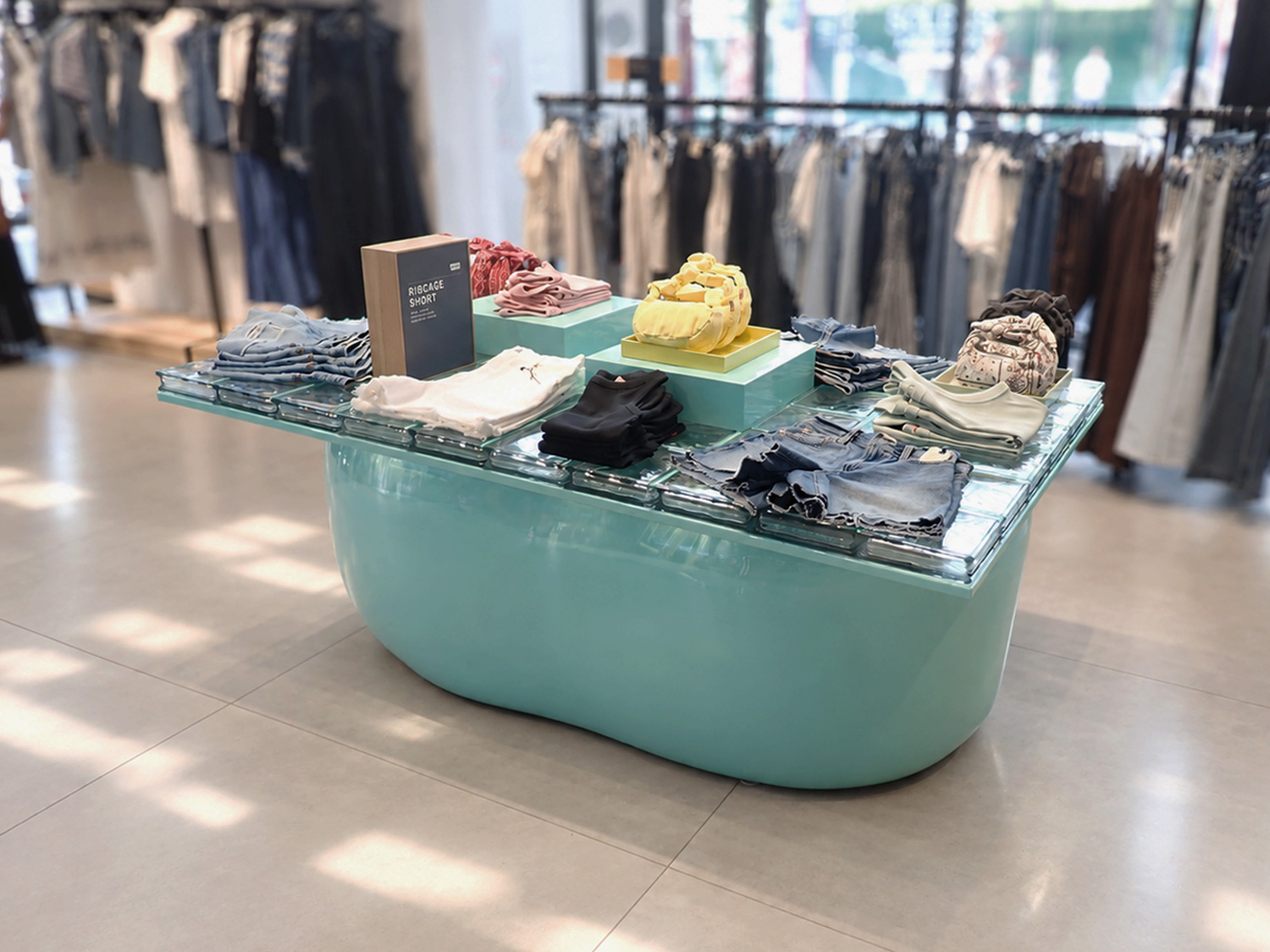 Table thermolaquée plateau en pavés de verre mobilier de présentation Levi's