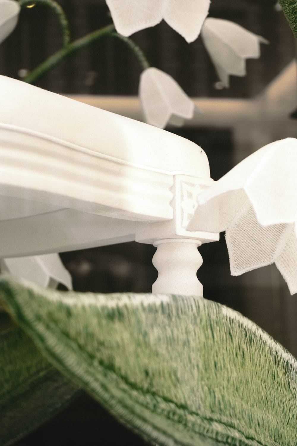 Détail muguet tapissé chaise scénographie rétroéclairée vitrines Dior collection printemps été