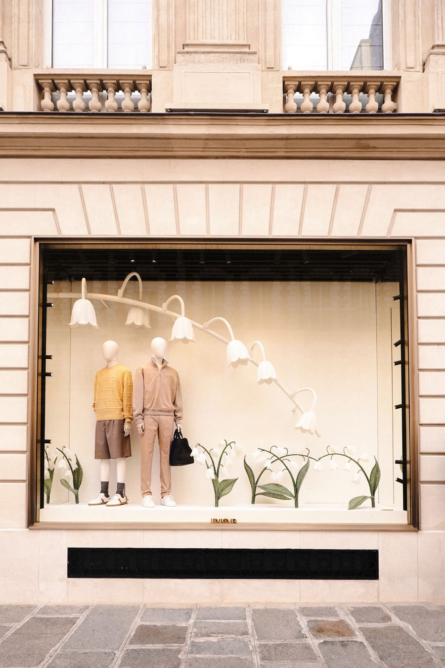 Vitrines boutiques Dior Paris muguet éclairé plancher technique tapissé SS25