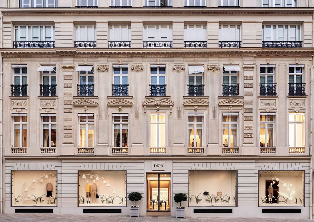 Scénographie vitrines Dior collection printemps été 2025 muguet tapissé Paris Atelier 20.12