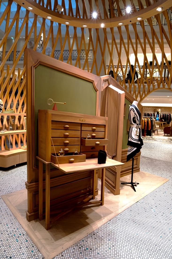 Scénographie trompe l'œil magasin Hermès rue de Sèvres parfum Barénia Paris