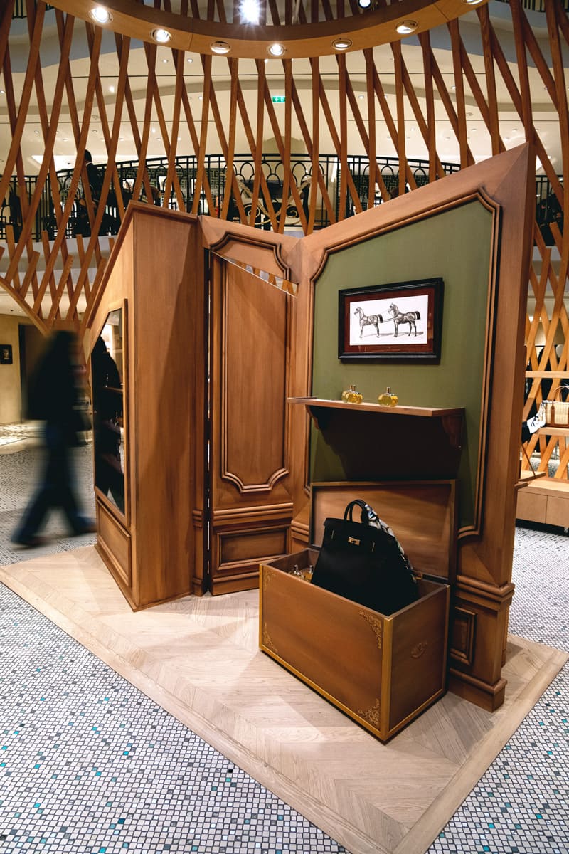 Mobilier trompe l'œil scénographie boutique Hermès rue de Sèvres collection Barénia