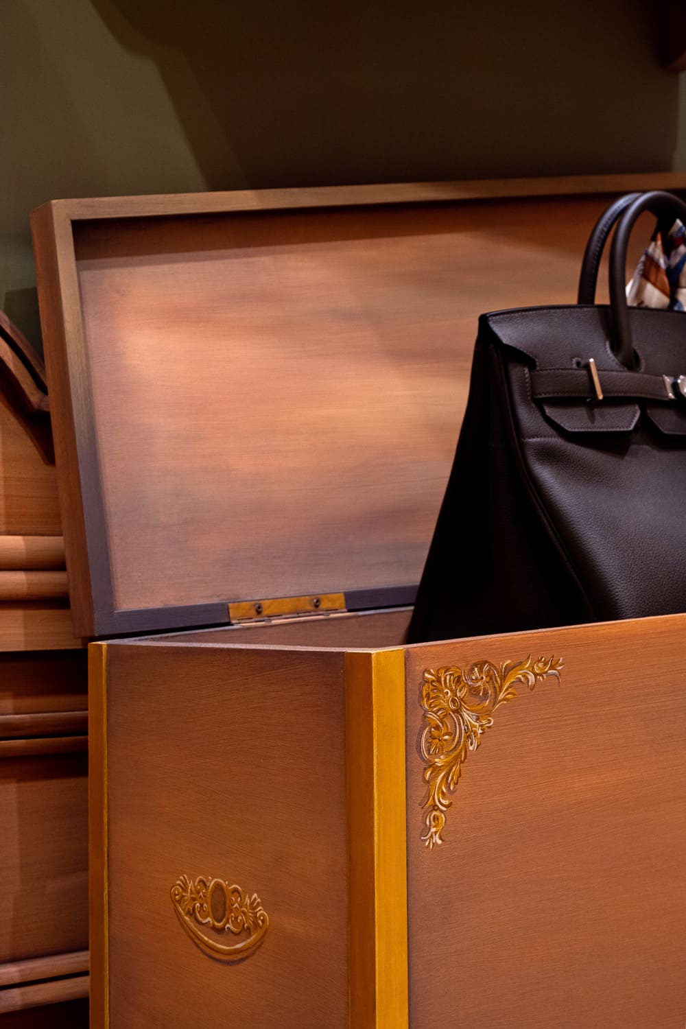 Sac Birkin Hermès coffre scénographie peinture effet bois métal doré fausse dorure