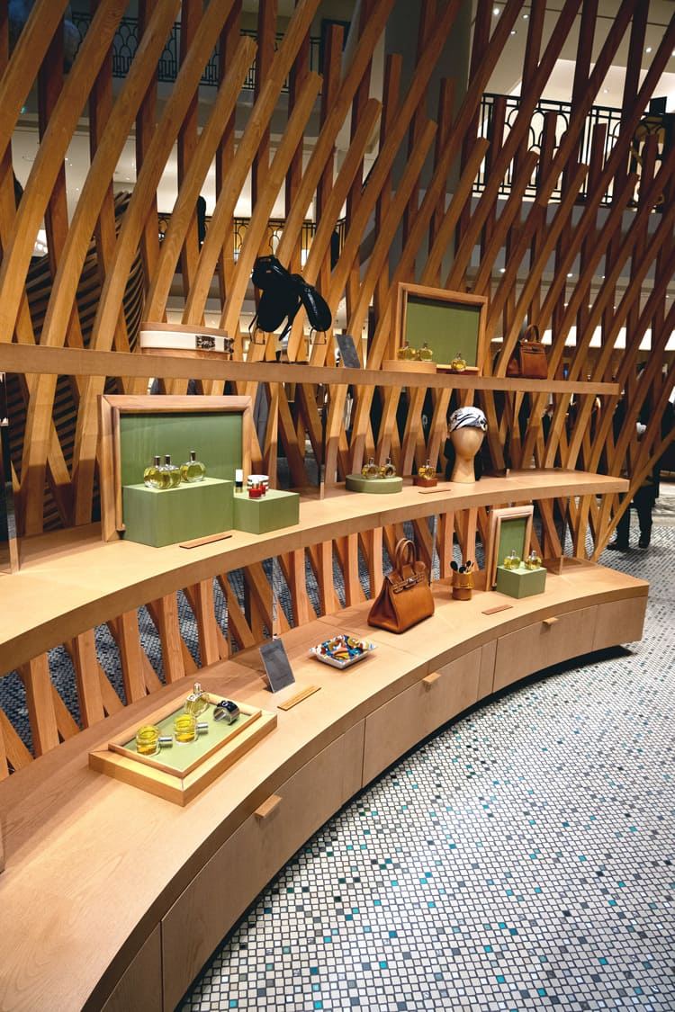 Fond bois peint scénographie collection Barénia Hermès mobilier trompe l'œil Paris