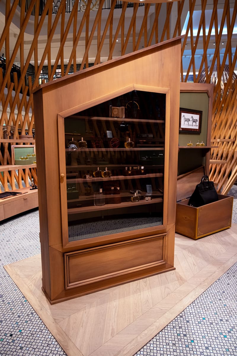 Armoire vitrée scénographie produits Hermès rangés mobilier sur-mesure Atelier 20.12