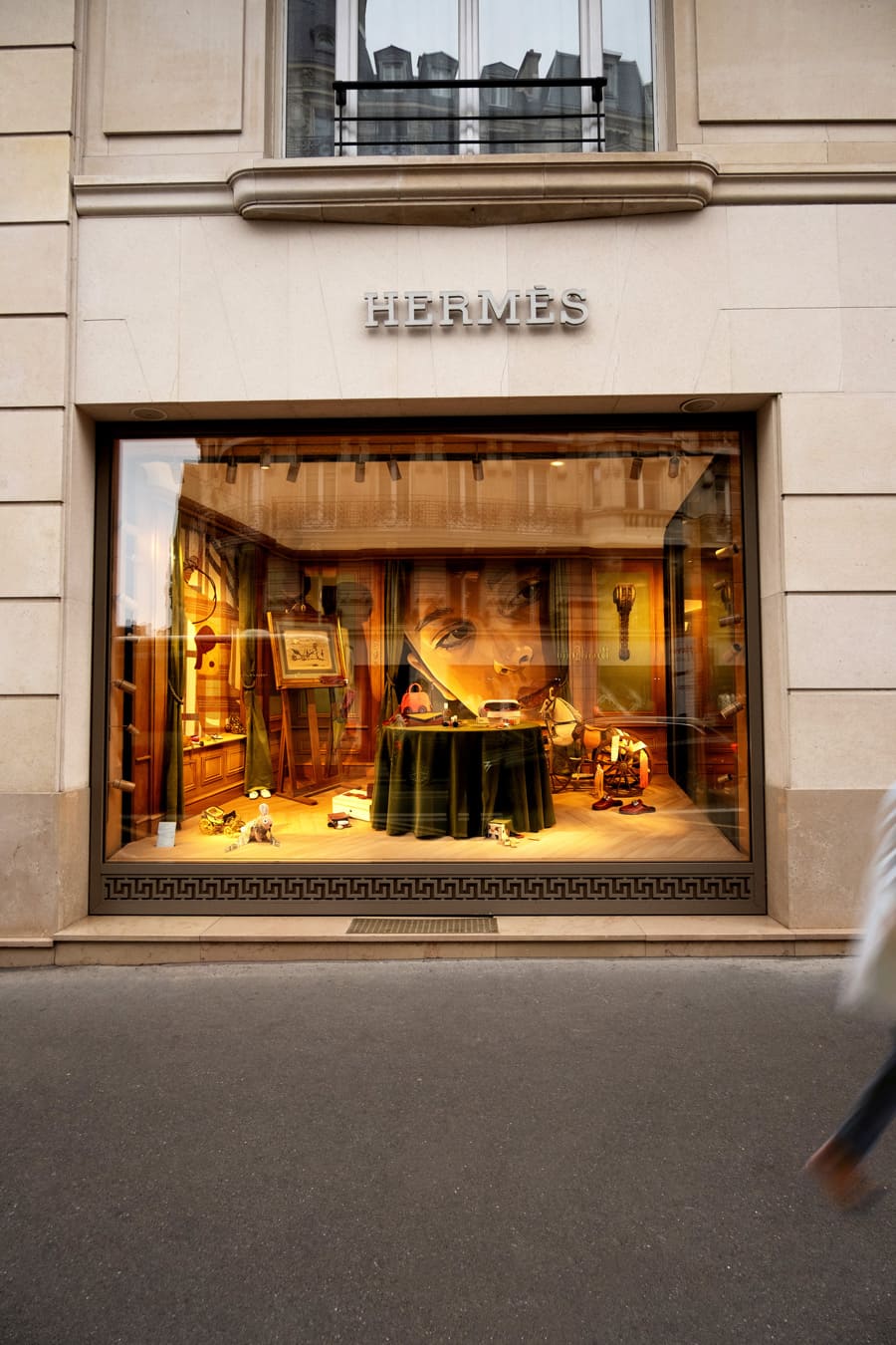 Vitrine Hermès rue de Sèvres mobilier trompe l'œil aplat couleurs scénographie Paris