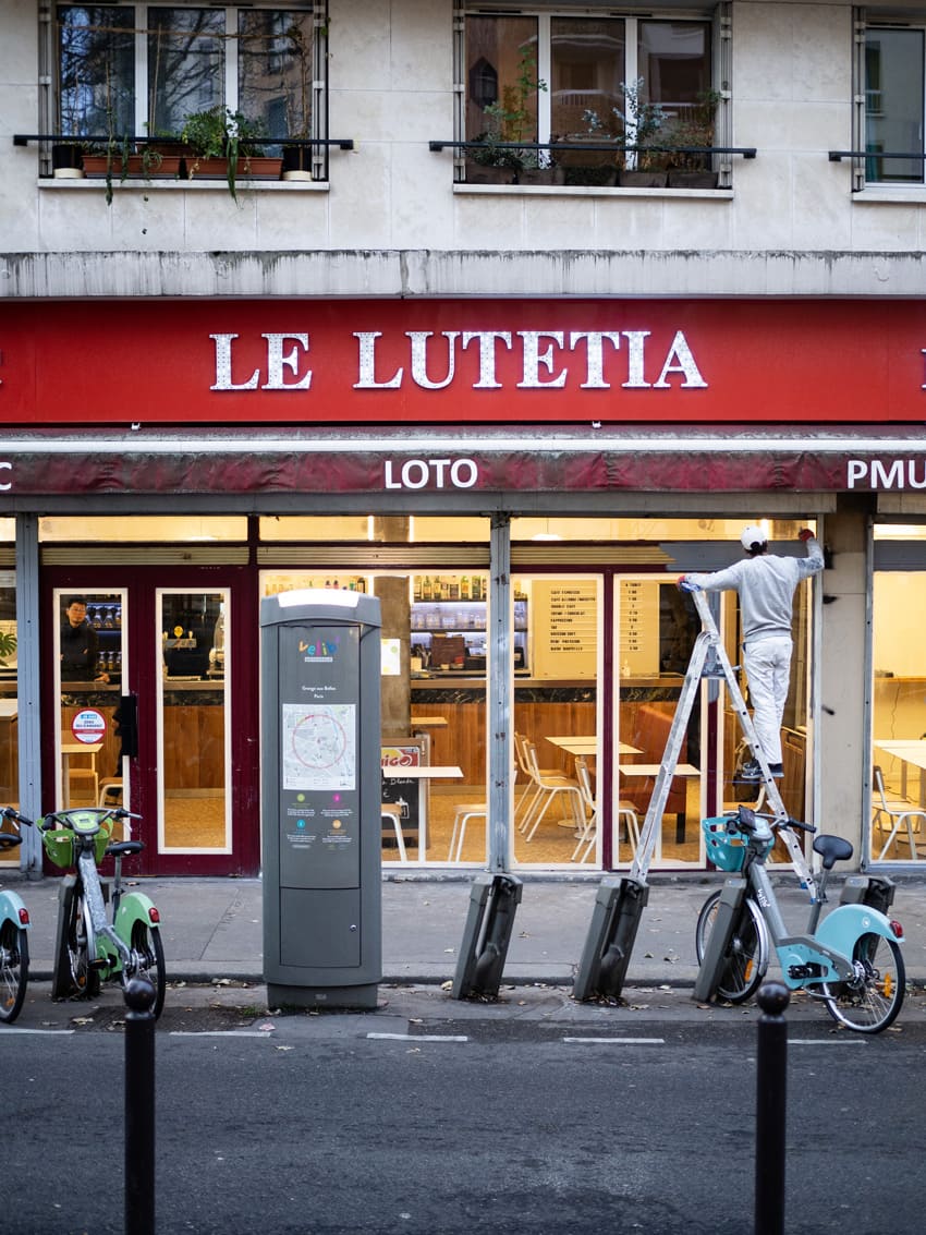 Peinture encadrement baies extérieur bar Le Lutetia Paris Pimp your Waste