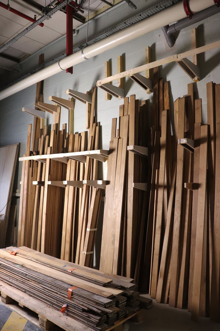 Gisement lames parquet chêne revalorisés réemploi menuiseries intérieures Paris