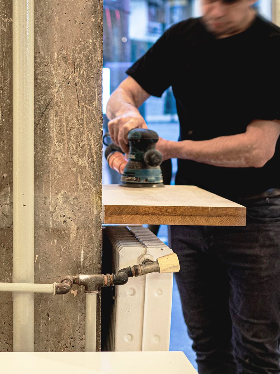 Finition ponçage menuiseries intérieures parquet réemploi bar Le Lutetia Paris