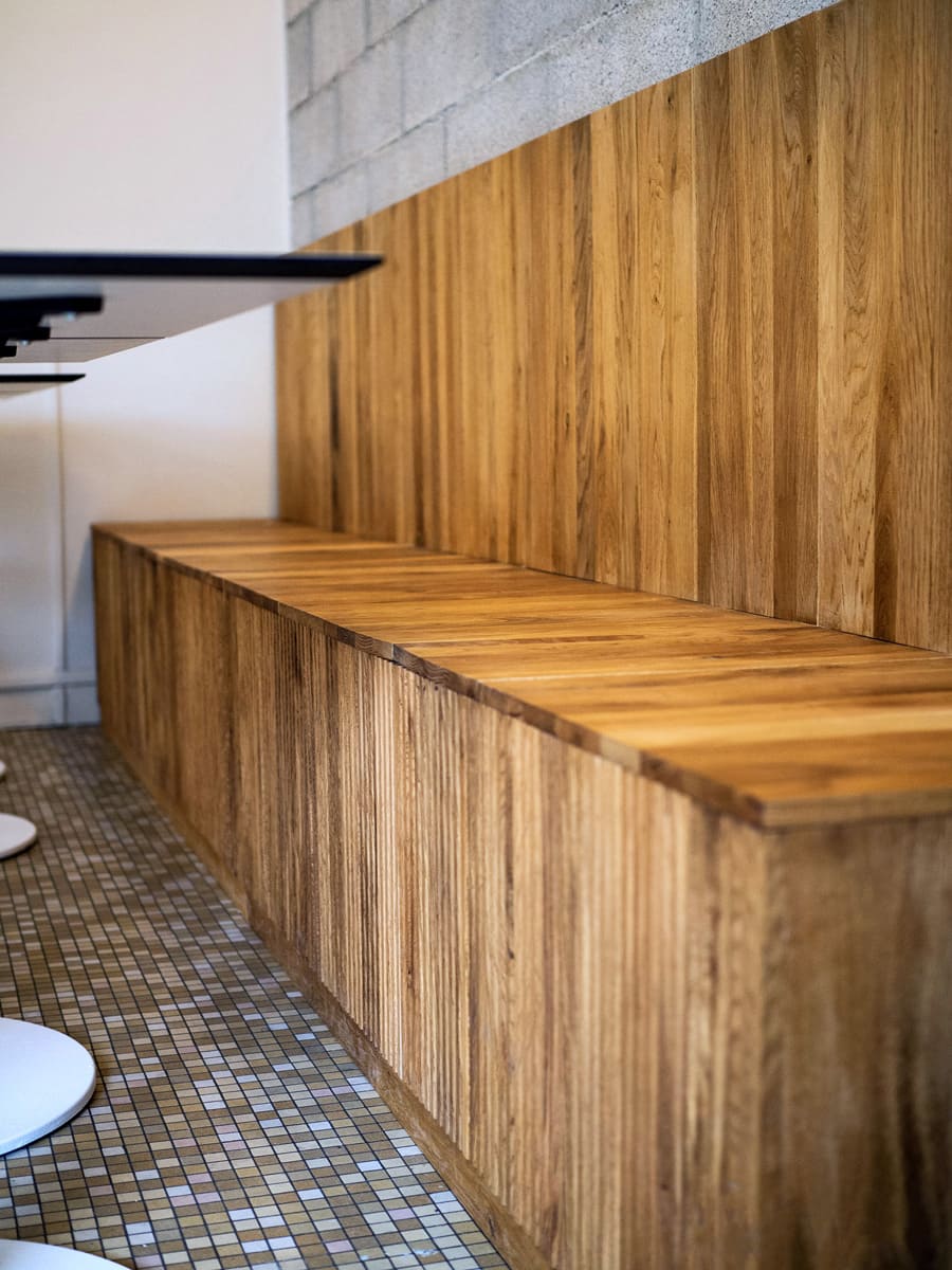 Agencement sur mesure menuiseries intérieures lames parquet chêne réemploi Paris