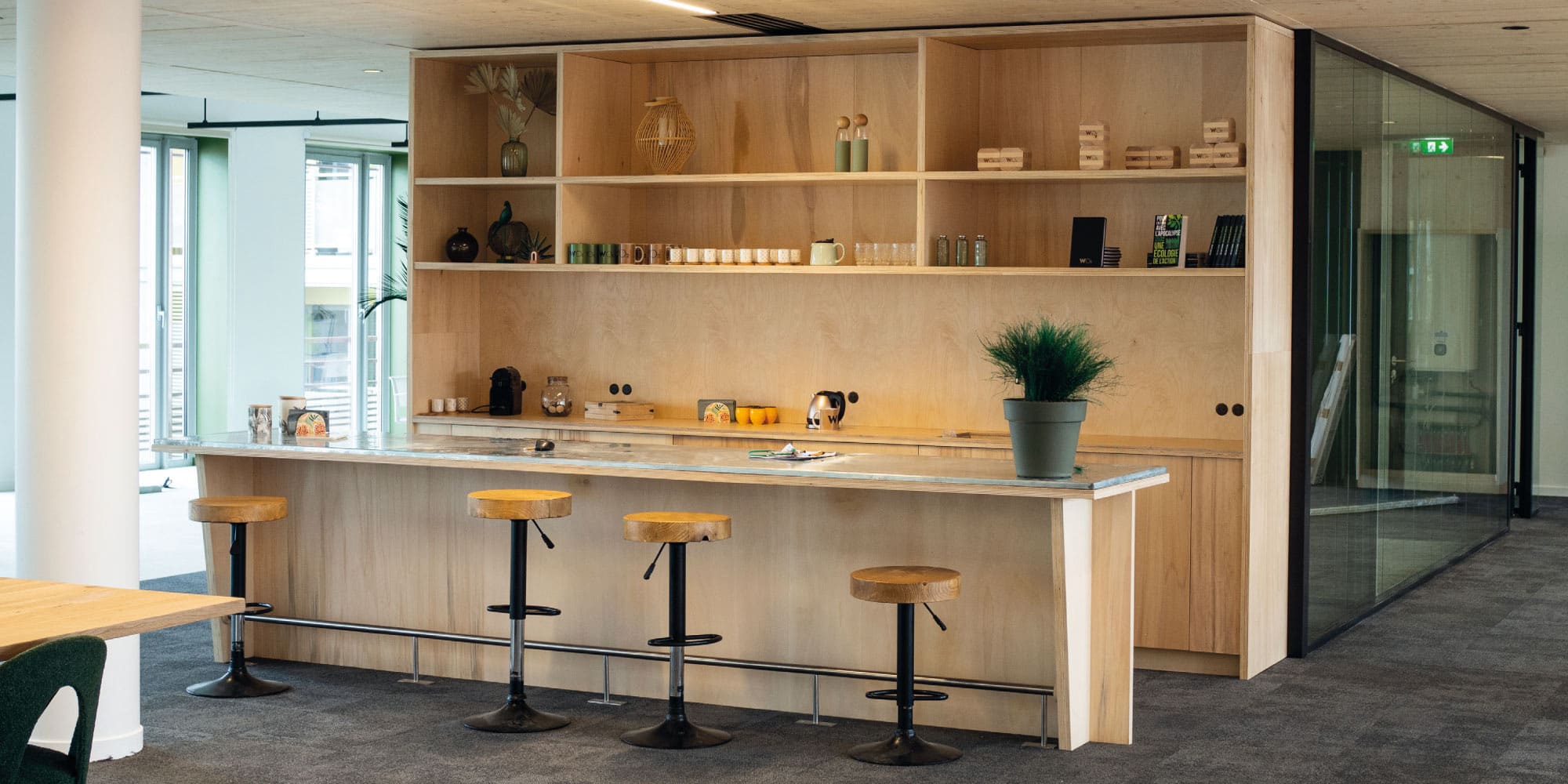 Agencement sur mesure marketing suite bar étagère contreplaqué réemploi Levallois-Perret