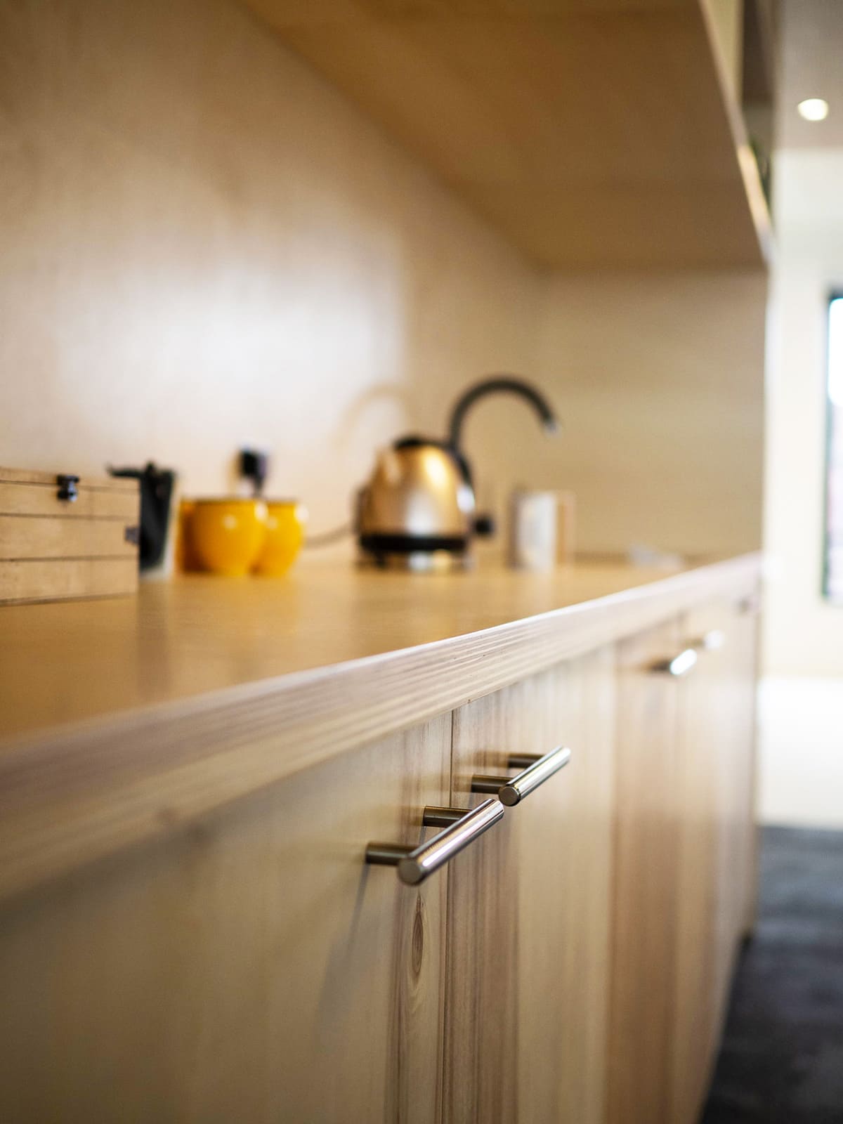 Détail portes étagère contreplaqué peuplier réemploi finition mat menuiserie sur mesure