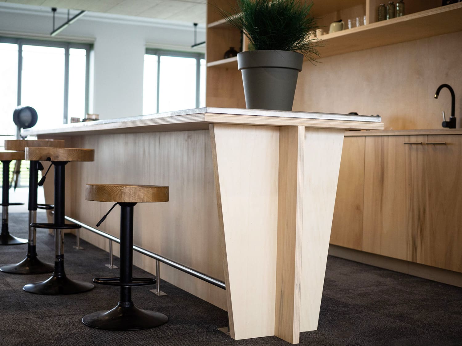 Plan de travail contreplaqué peuplier réemploi plateau métal sur mesure mobilier cuisine WO2