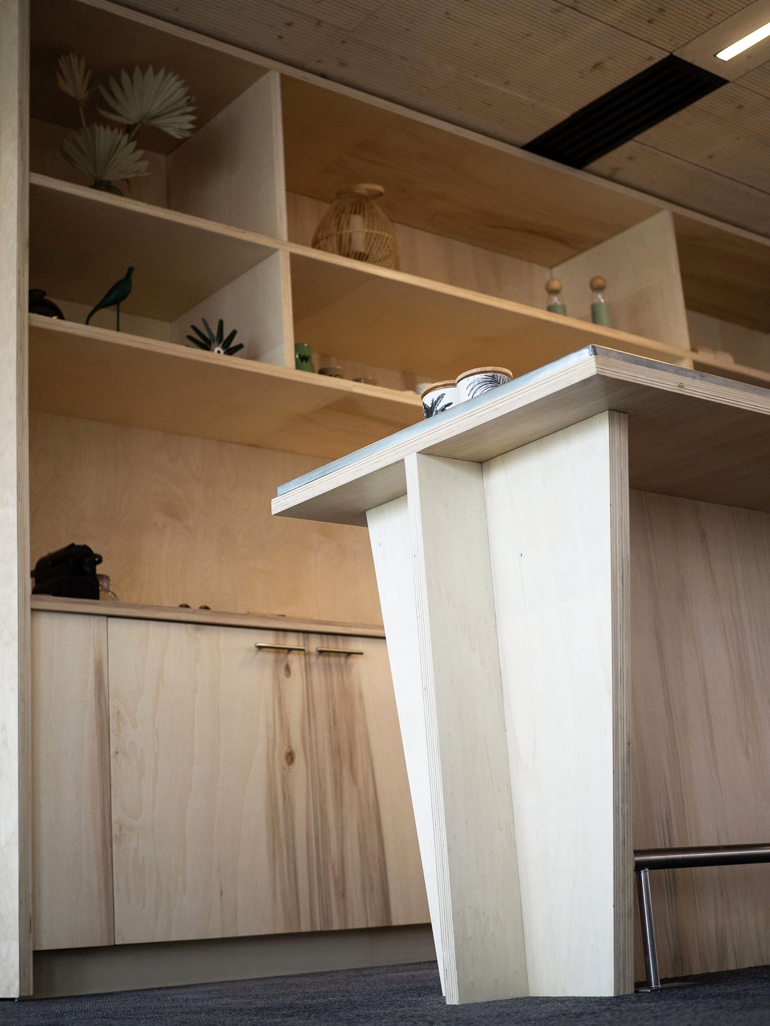 Détail piètement assemblages cachés plan de travail métal menuiserie intérieure design réemploi