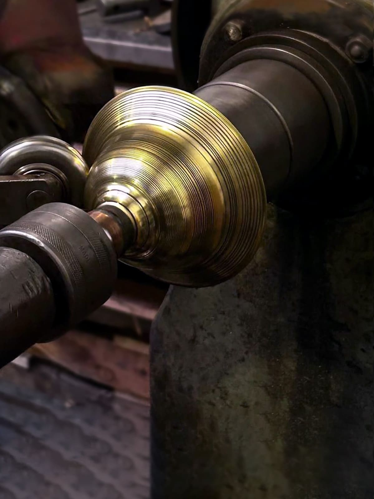 Repoussage laiton atelier dinandier design suivi production artisanale lampe