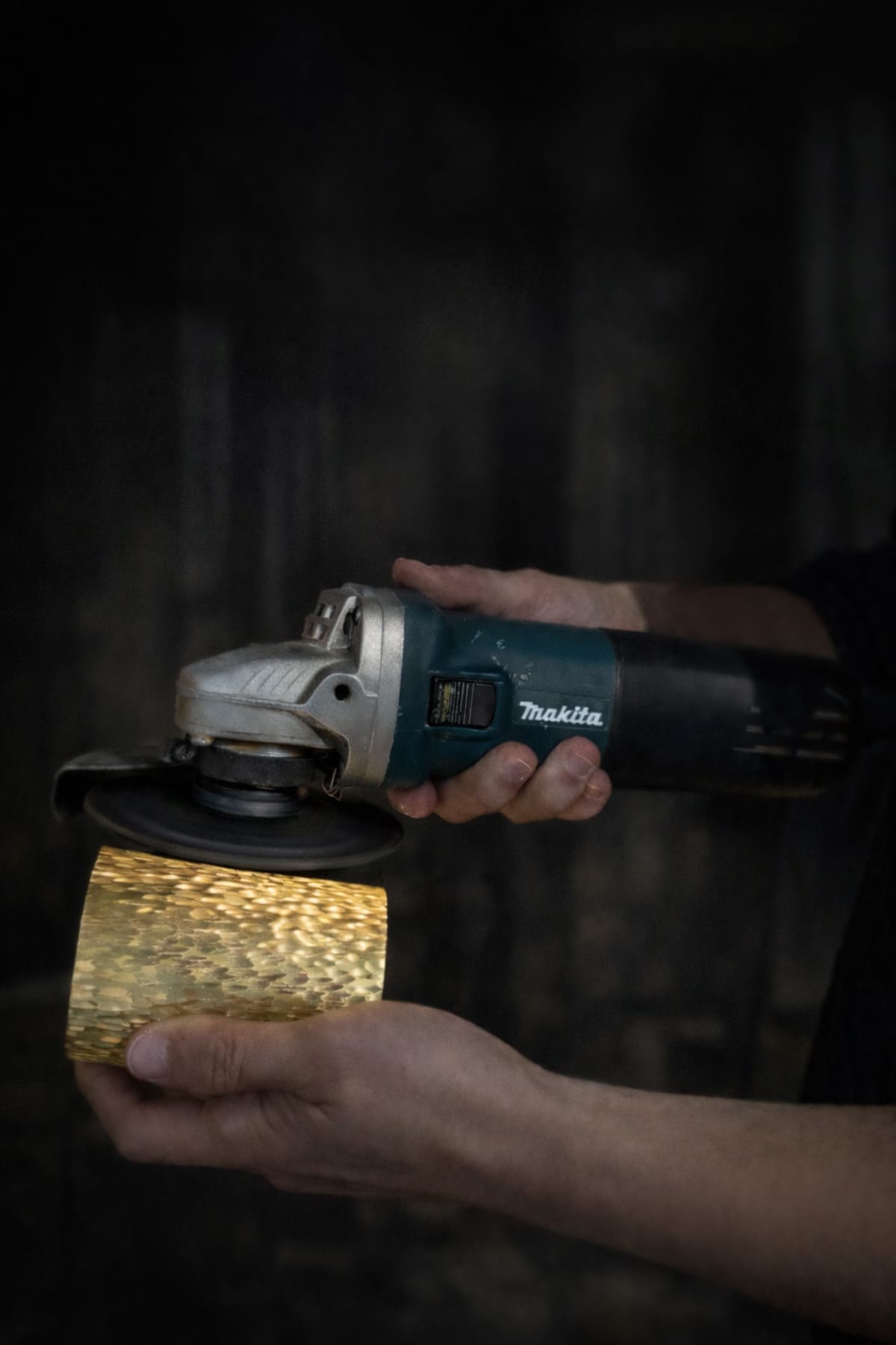 Meuleuse atelier dinandier laiton fabrication lampe design artisanale C22k