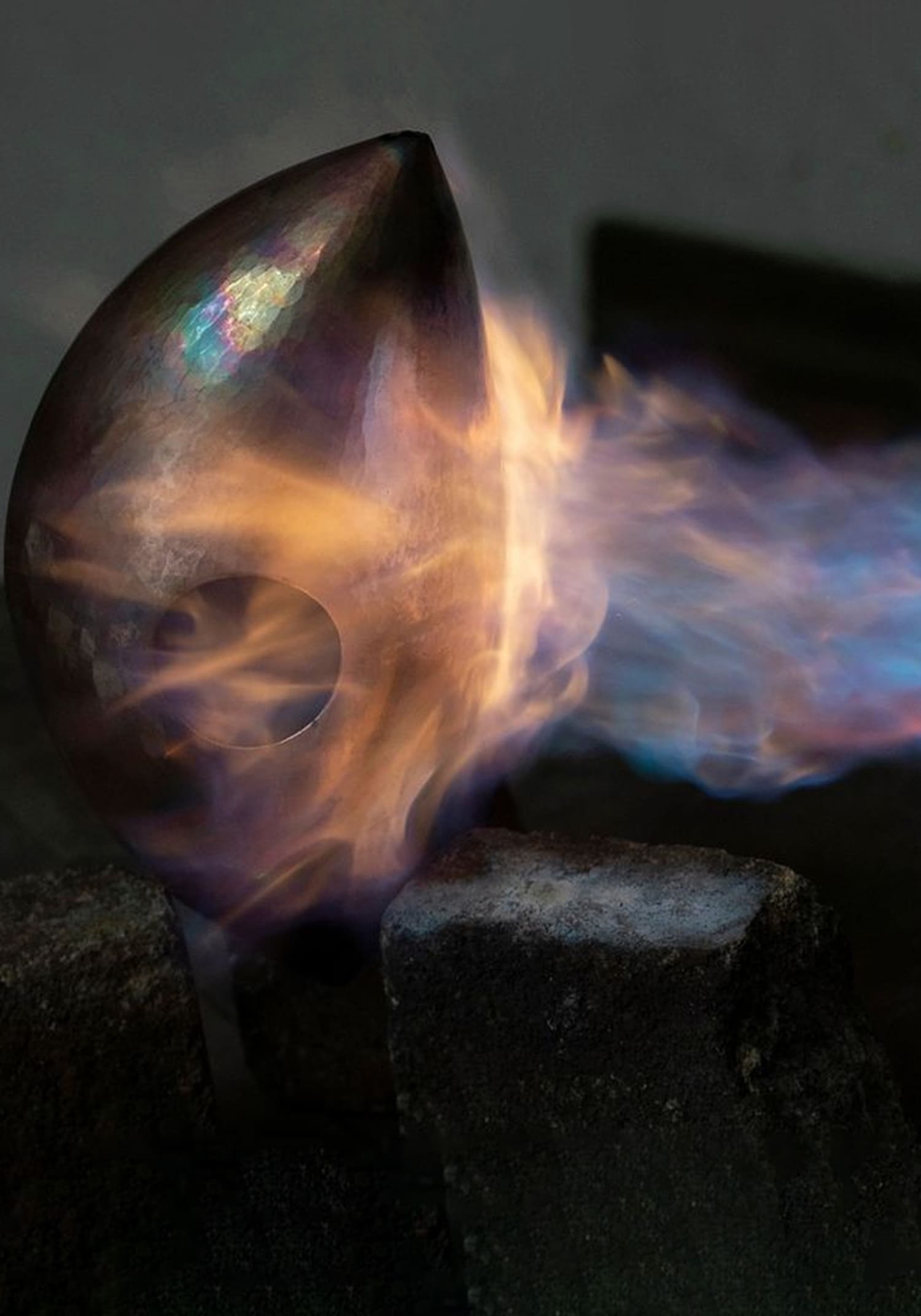 Artisan dinandier chauffe pièce laiton atelier fabrication lampe design