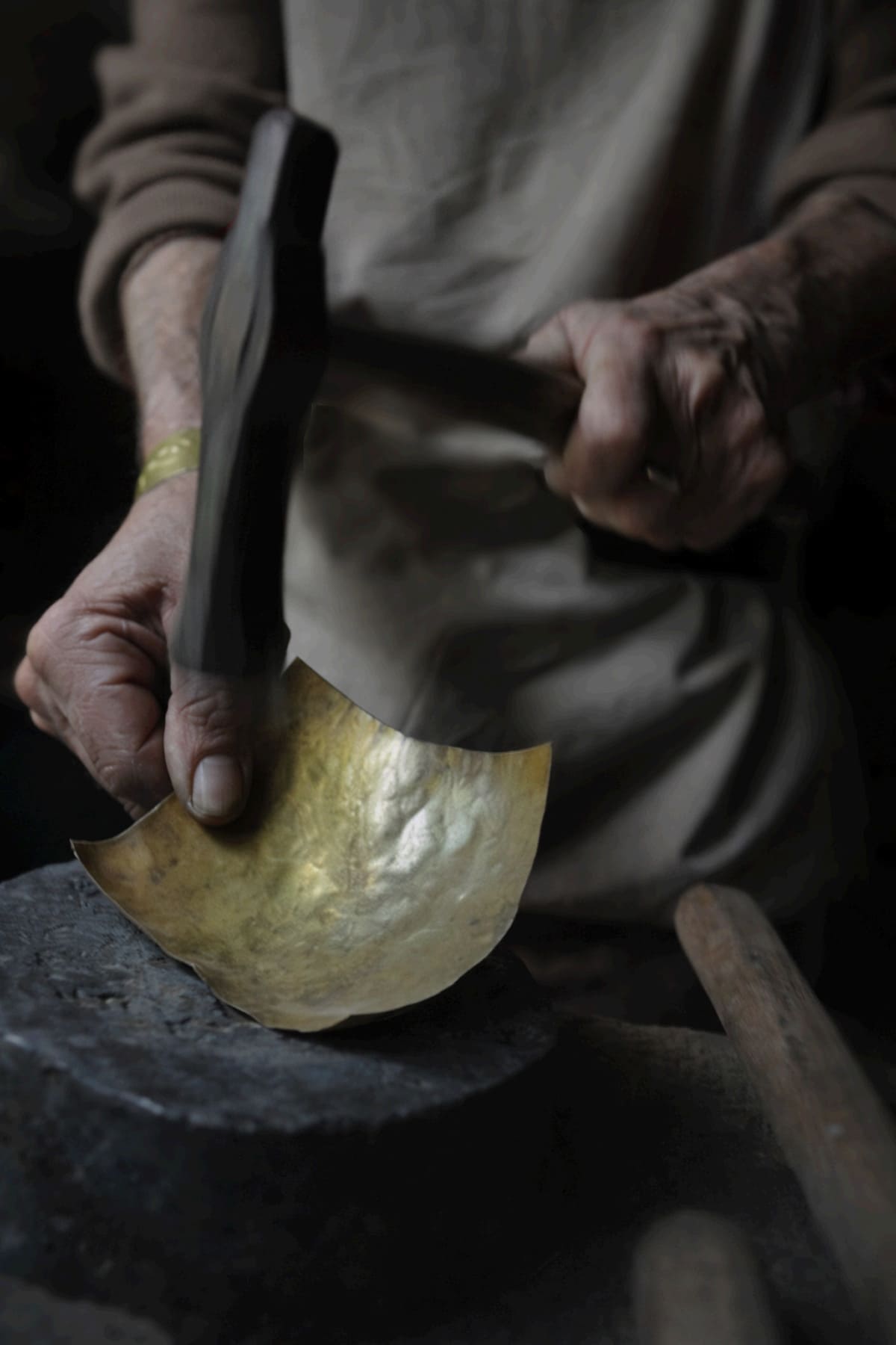 Dinandier martèle laiton atelier artisanat production lampe design C22k