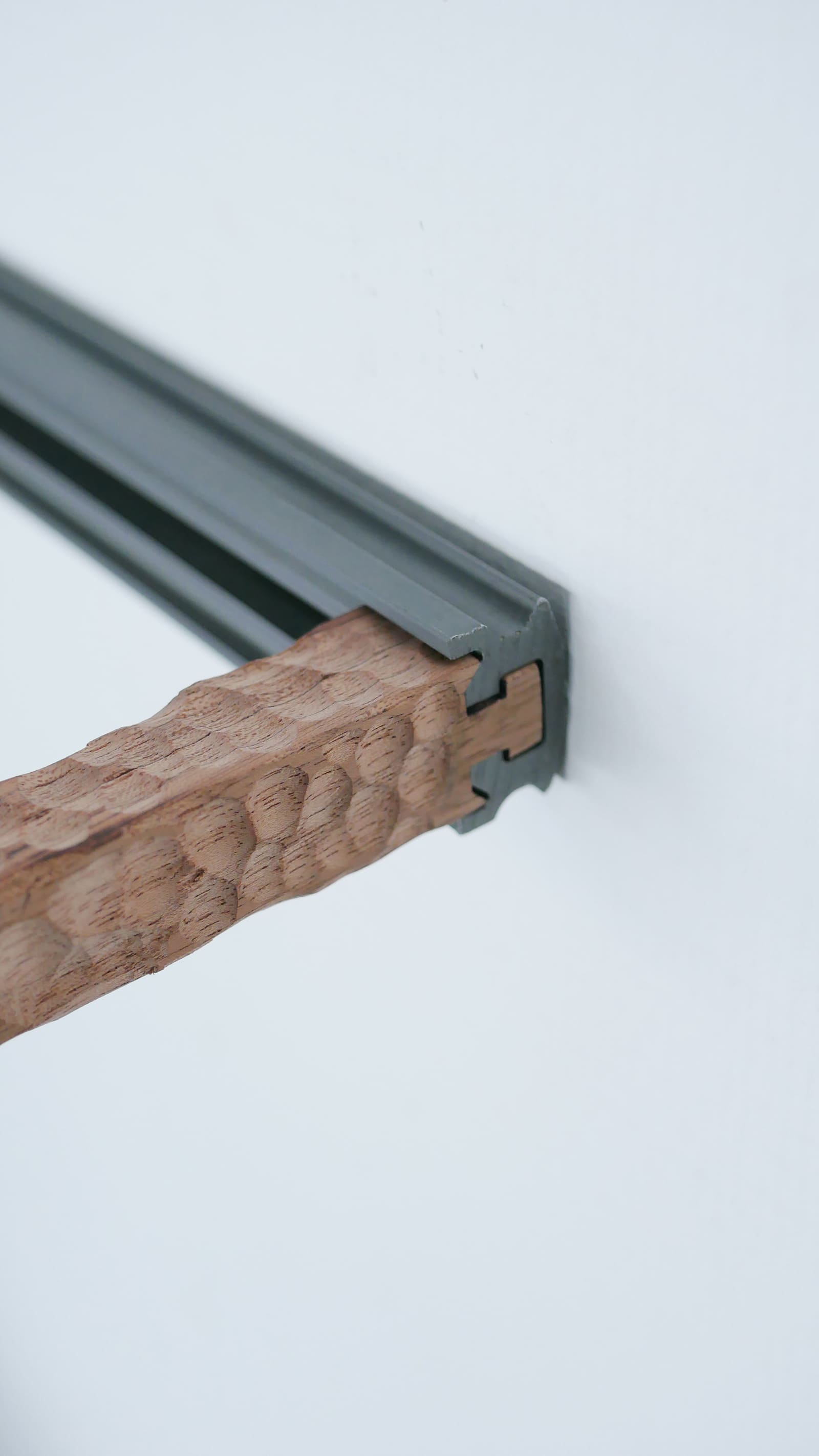 Porte manteau mural design métal bois exotique usiné gougé mobilier sur mesure