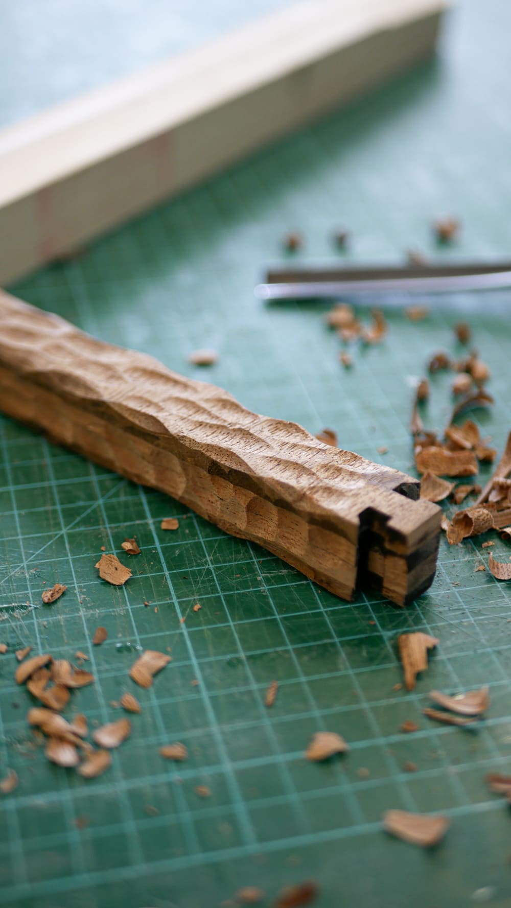 Fabrication atelier bois exotique gougé porte manteau design collection Très tard