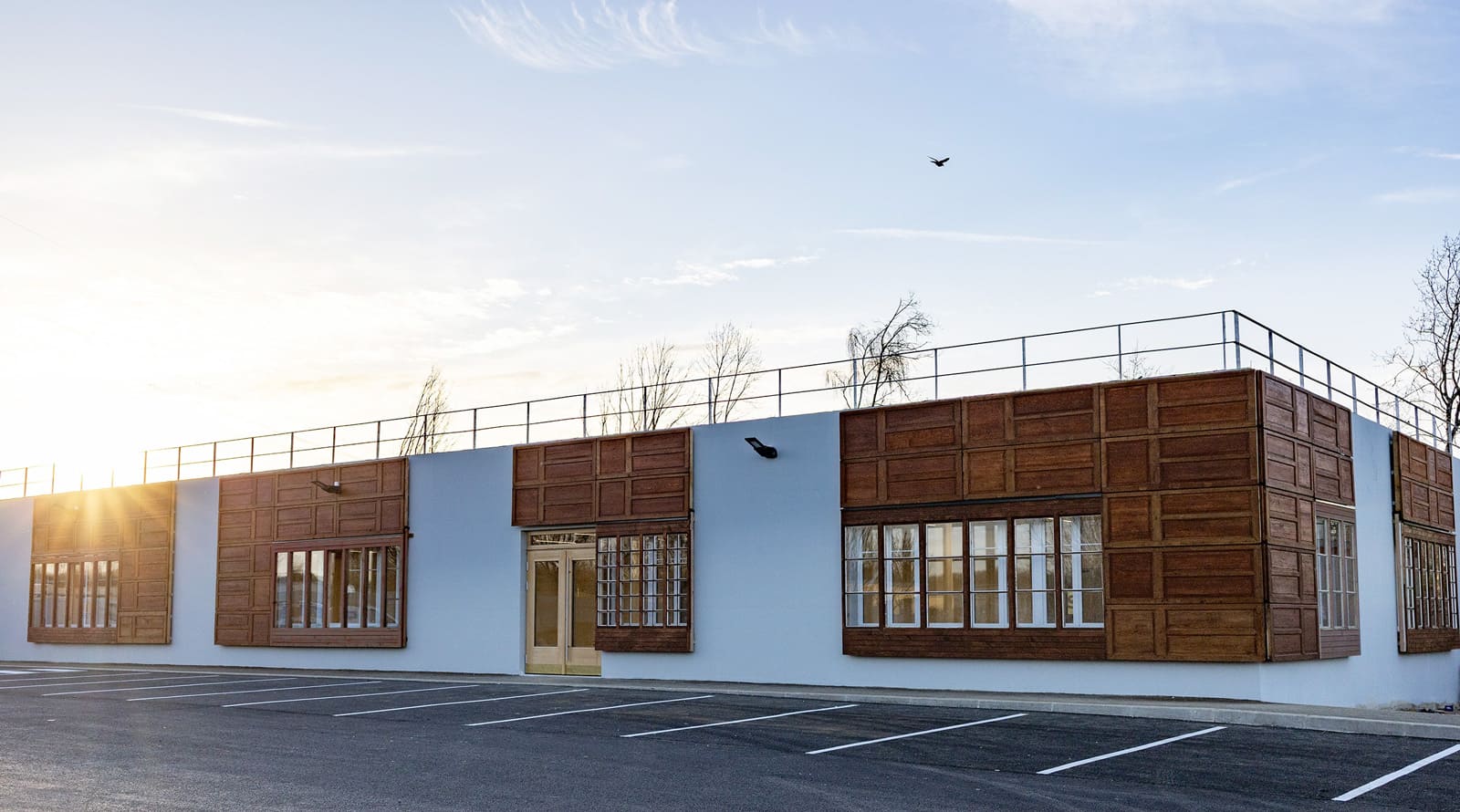 Vue ensemble façades menuiseries de réemploi recyclerie Sietom