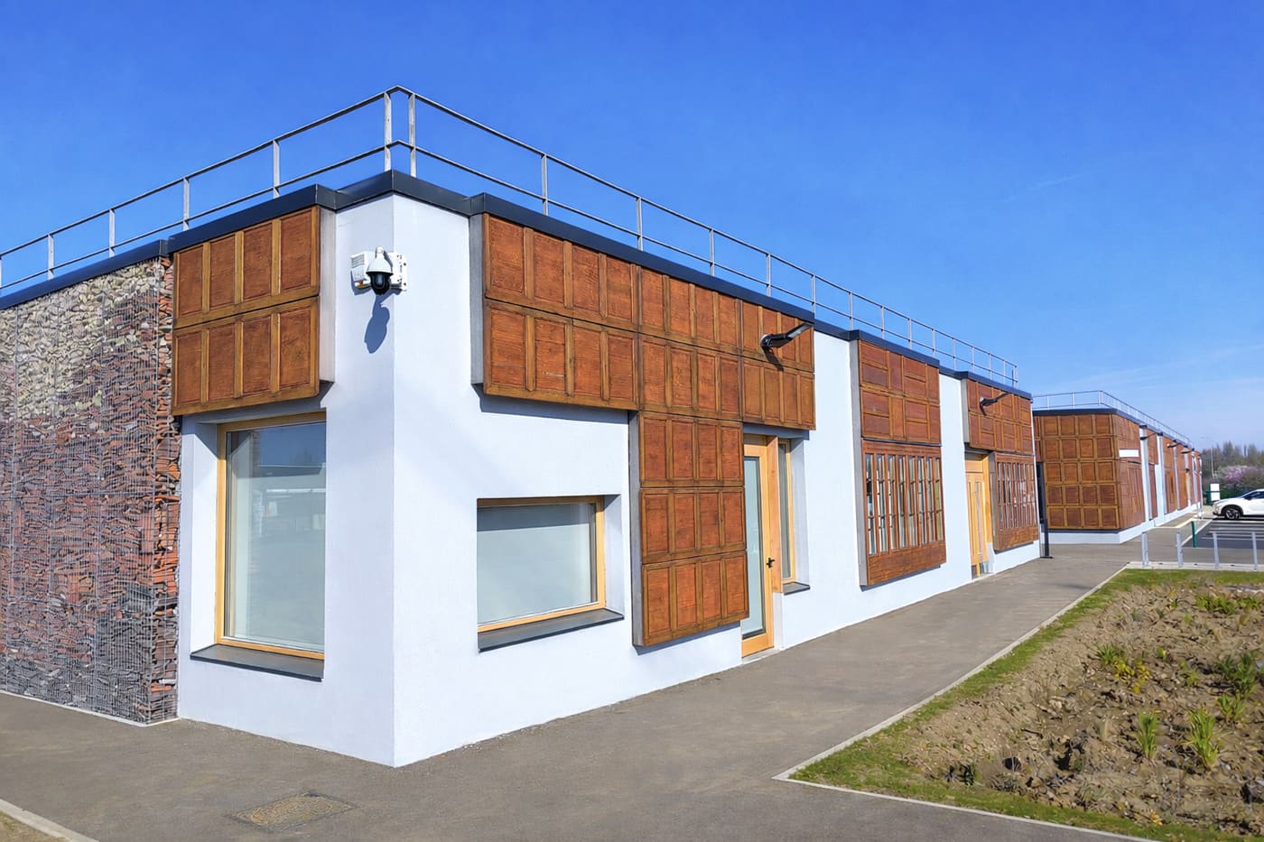 Vue ensemble façades menuiseries de réemploi recyclerie Sietom