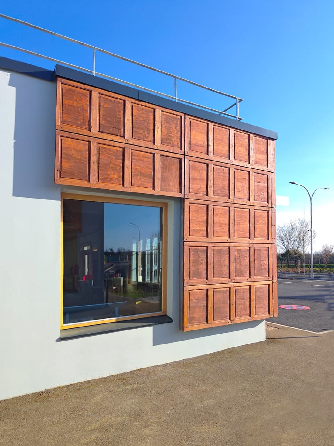 Façades menuiseries et portes de réemploi recyclerie Sietom