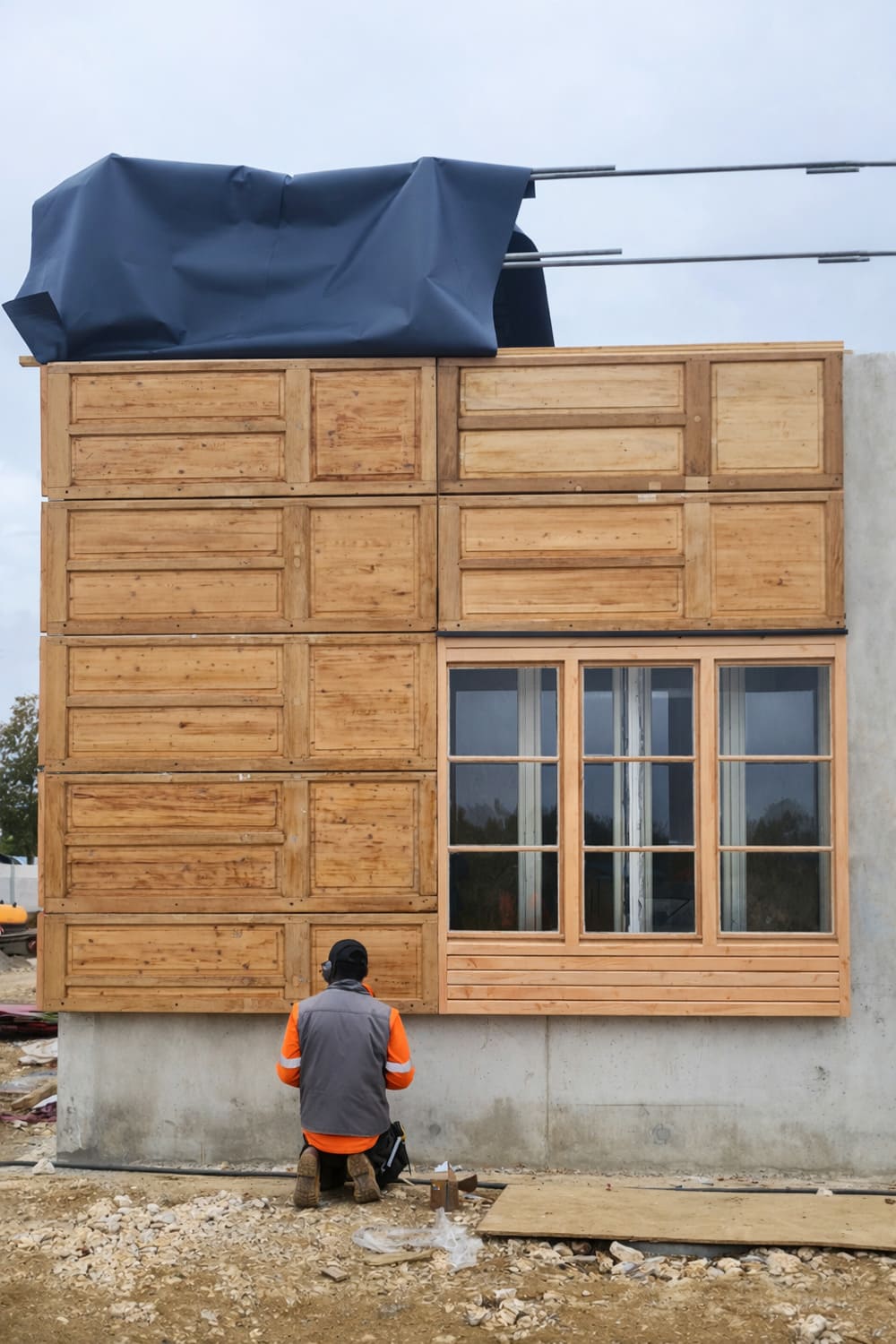 Pose façades menuiseries et portes de réemploi recyclerie Sietom